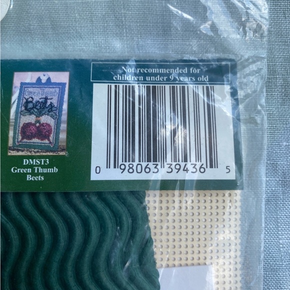 NWT Mill Hill Debbie Mumm DMST4 Yellow Squash seed tag cross stitch kit - Picture 6 of 10